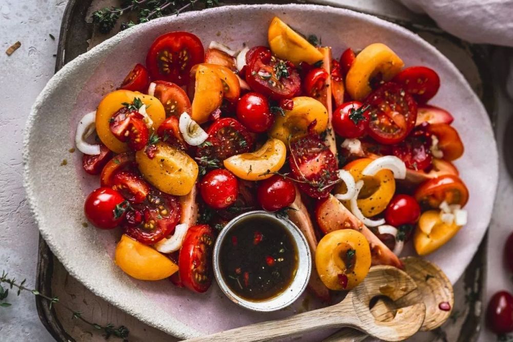 Летний взрыв вкусов: салат с черешней и томатами за 5 минут Летний взрыв вкусов: салат с черешней и томатами за 5 минут