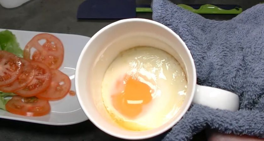 Быстрый и вкусный завтрак: яичница в кружке за 2 минуты Быстрый и вкусный завтрак: яичница в кружке за 2 минуты