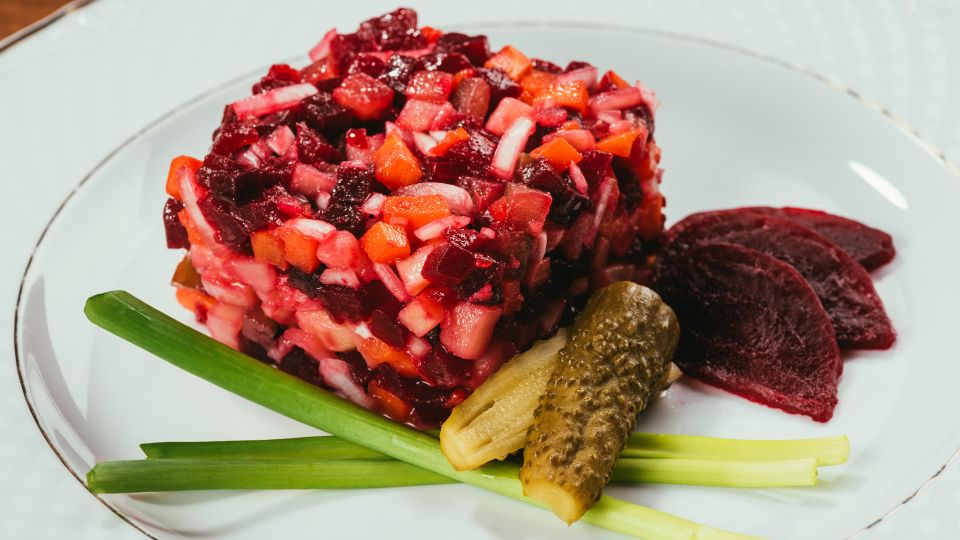 Как превратить винегрет в сытное блюдо: секреты советских хозяйок Как превратить винегрет в сытное блюдо: секреты советских хозяйок