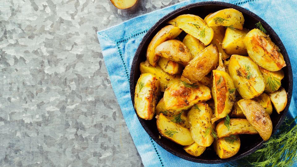Как приготовить картошку по-деревенски с хрустящей корочкой и нежной мякотью Как приготовить картошку по-деревенски с хрустящей корочкой и нежной мякотью