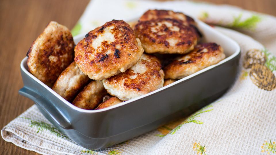 Нежность куриным котлетам придаст не молоко: с этим ингредиентом будут вкуснее в разы Нежность куриным котлетам придаст не молоко: с этим ингредиентом будут вкуснее в разы