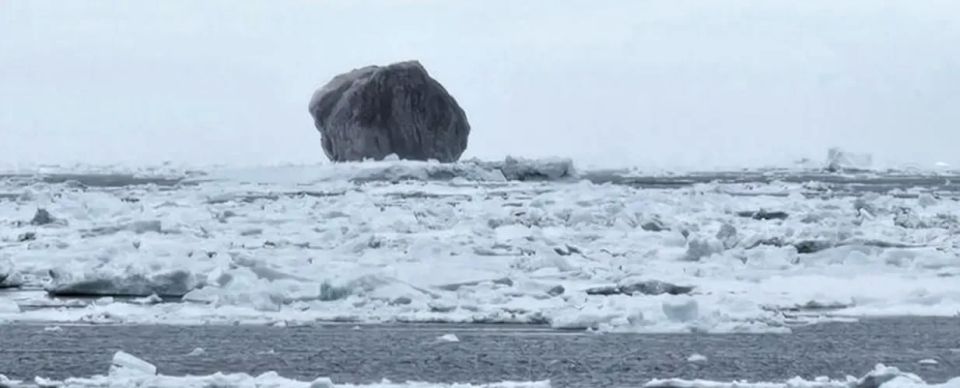 Чёрный айсберг: необычное явление в Лабрадорском море Чёрный айсберг: необычное явление в Лабрадорском море