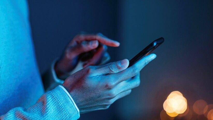 Эксперт объясняет, почему важно отключать смартфон хотя бы раз в неделю