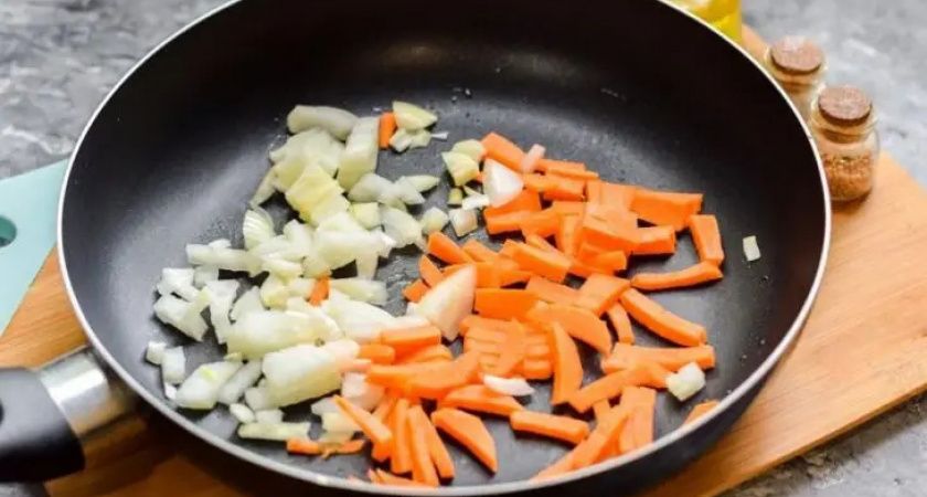 Секреты идеальной зажарки: как правильно обжаривать лук и морковь
