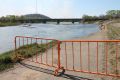 На бережку Биры: пешеходы открыли новую тропу к опасному провалу