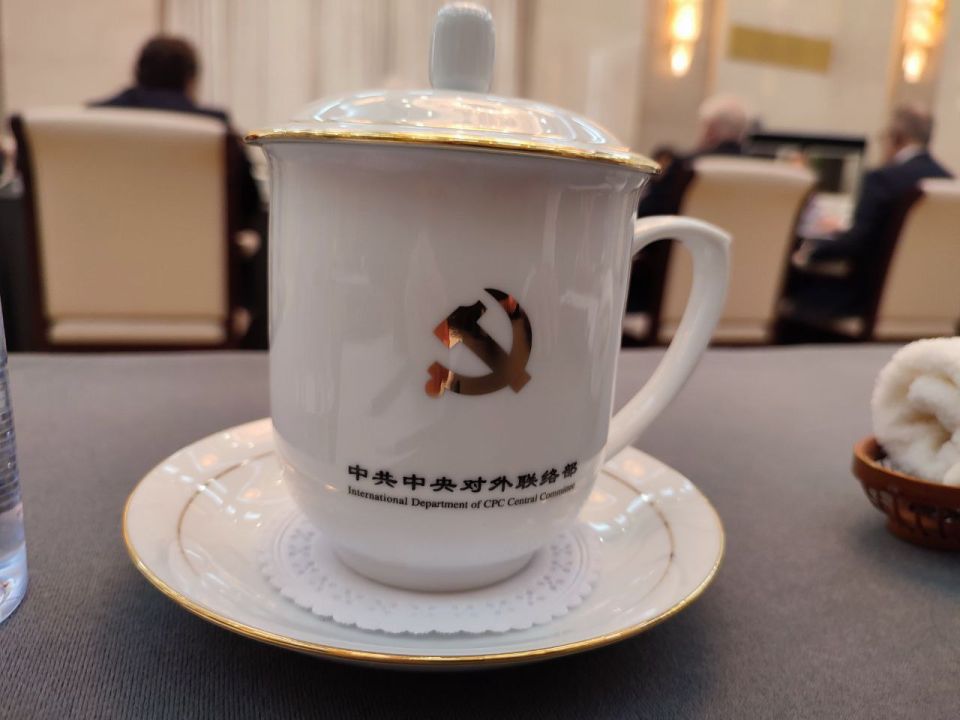 Николай Стариков: На встрече в Отделе международных связей ЦК Компартии Китая чай подают именно так